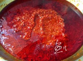 继续煮至辣椒酱浓稠即可