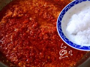 放入白糖翻炒均匀