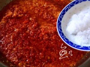 放入白糖翻炒均匀