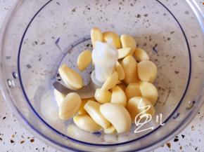 大蒜生姜放料理机中打碎