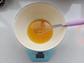 转化糖浆和枧水混合搅拌均匀