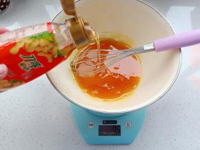 分两次加入刀唛花生油，充分搅拌均匀