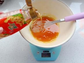 分两次加入刀唛花生油，充分搅拌均匀