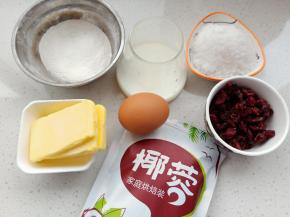 接下来制作椰蓉馅，将材料准备好