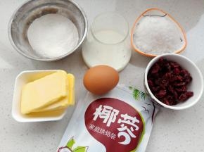 接下来制作椰蓉馅，将材料准备好