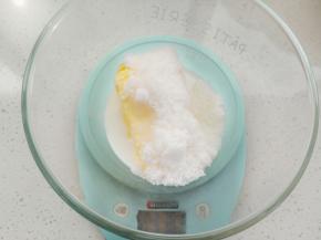 黄油和牛奶，细砂糖放入碗中，微波炉叮一分钟让黄油融化