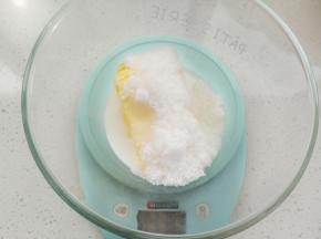 黄油和牛奶，细砂糖放入碗中，微波炉叮一分钟让黄油融化