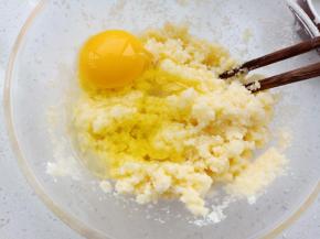 晾至手温后加入鸡蛋搅拌均匀