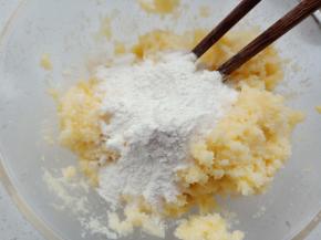再加入熟糯米粉搅拌均匀