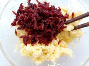 蔓越莓剪碎一点，加入椰蓉馅中搅拌均匀，盖保鲜膜放冰箱冷藏30分钟