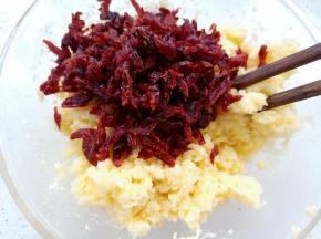 蔓越莓剪碎一点，加入椰蓉馅中搅拌均匀，盖保鲜膜放冰箱冷藏30分钟