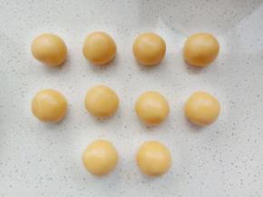 饼皮面团平均分成10份，每份30克