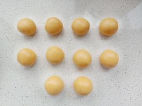 饼皮面团平均分成10份，每份30克