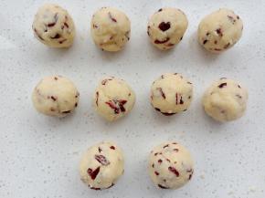 椰蓉馅也平均分成10份，每份45克