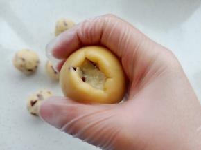 利用虎口慢慢往上推，将收口捏紧