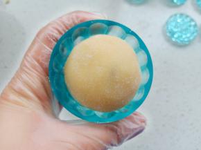 月饼上滚一层面粉，拍掉多余的面粉，放入模具压成型