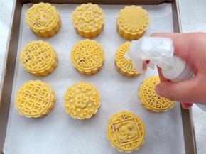 用喷壶喷一层水，不要喷多了哦