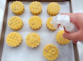 用喷壶喷一层水，不要喷多了哦