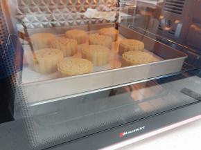 放入预热好的烤箱，200上下火烤5分钟定型