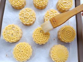 取出刷一层薄薄的蛋黄液