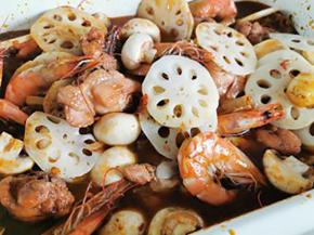 加入适量的开水，  想要汤汁多一点开水就多一点，  个人喜欢这个汤汁拌面，  所以每次水会多一点