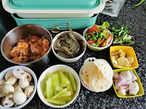 准备需要的食材，配菜可以选自己喜欢的，配菜切好备用