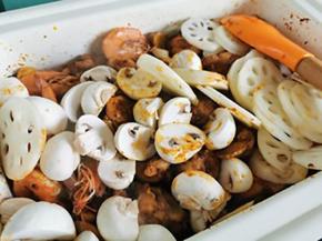 再加入口蘑，莲藕，翻炒几下