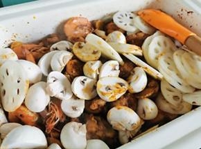 再加入口蘑，莲藕，翻炒几下