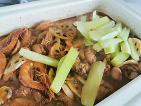 中火焖煮大概十分钟，  可以尝下鸡腿的口感，  如果是自己需要的就加入莴笋翻炒