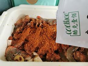 加入香锅料翻炒几下