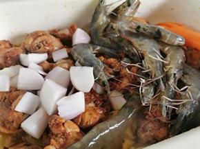 加入虾洋葱炒出香味