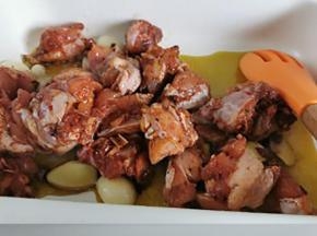 加入腌好的鸡腿肉翻炒鸡腿肉变色