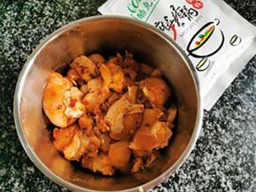 小鸡腿洗干净剁小块，  加入20克香锅料腌制2小时以上