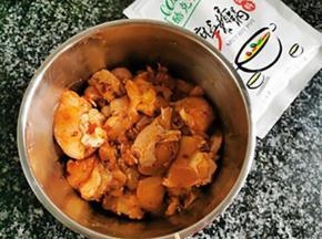 小鸡腿洗干净剁小块，  加入20克香锅料腌制2小时以上