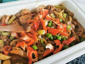 最后加入青椒和甜椒，翻炒均匀，即可出锅