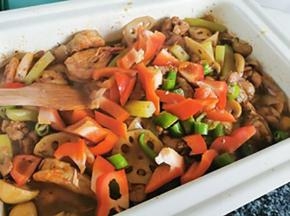 最后加入青椒和甜椒，翻炒均匀，即可出锅