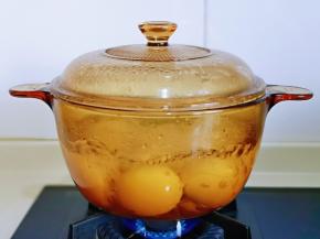 首先将鸡蛋洗干净，冷水下锅，大火烧开后，转中火煮5分钟，关火焖3分钟，捞出过冷水，备用。
