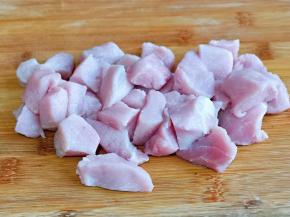 猪肉洗干净，切小块，放入绞肉机中绞成肉糜。