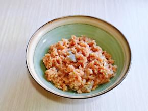 绞好的肉糜放入器具中，加入生抽，食用油，盐，腌制好的虾仁，顺时针搅拌均匀。