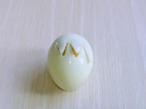 煮熟鸡蛋的去皮，再用小刀在鸡蛋上切出锯齿。