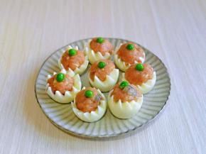 再每个蛋白中塞入肉糜，将豌豆摆放在肉糜中间即可。