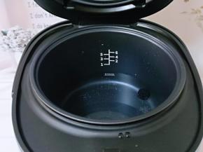 巧釜低糖智能电饭煲的三角釜放入锅体中，加入纯净水，水位在最低水位线的上面一点点即可。