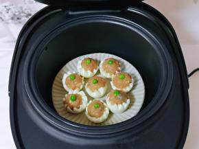 最后把装食材的盘子放入甑锅中，如图。