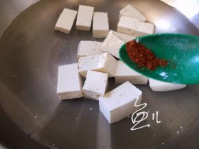 豆腐块放入汤锅中，放五香粉