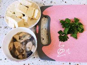 豆腐切块，牡蛎剥肉洗净，香菜切段