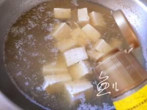 盐搅匀熄火，滴入芝麻油