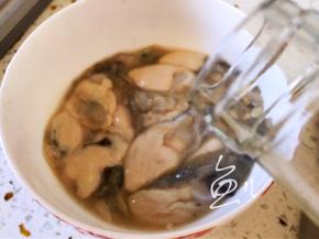 牡蛎肉倒入少许料酒，腌制5分钟