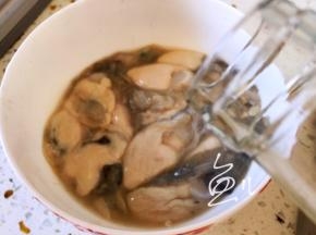 牡蛎肉倒入少许料酒，腌制5分钟