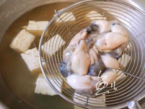 汤锅煮沸，放入沥干水份的牡蛎肉