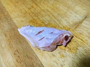 用刀在鸡翅上划两道，方便入味。